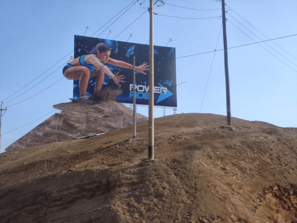 publicité pour les boissons powerade sur la panamericana Pérou