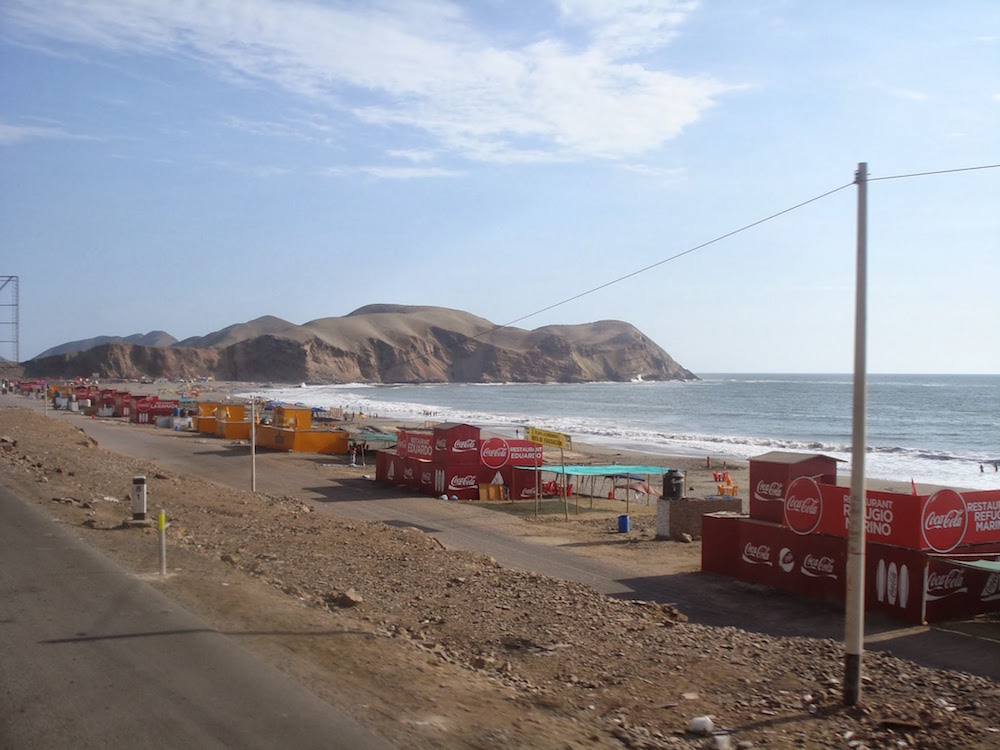 tiendas en bord de mer sur la panamericana au Pérou