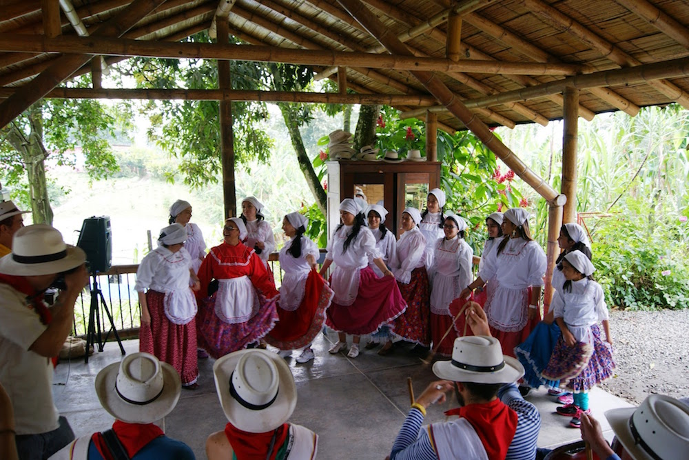 danse traditionnelle des ramasseurs de café en Colombie