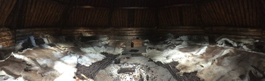 intérieur hutte sami en laponie