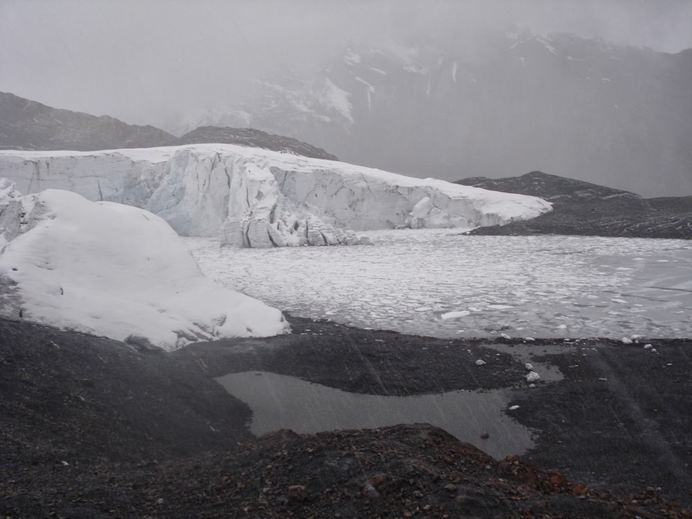 lac gelé près du glacier de pastoruri au Pérou
