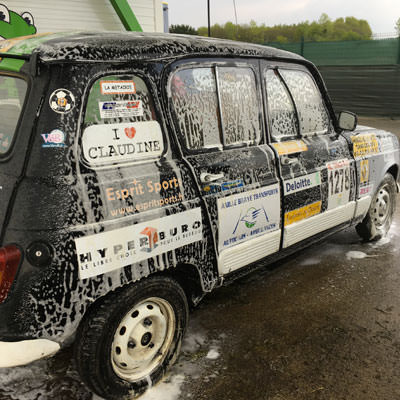 nettoyage renault 4L avant Road trip cercle polaire