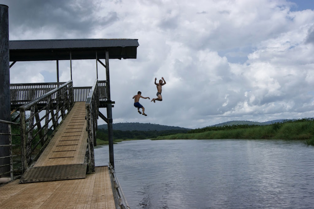 Baignade dans les marais de Kaw en Guyane
