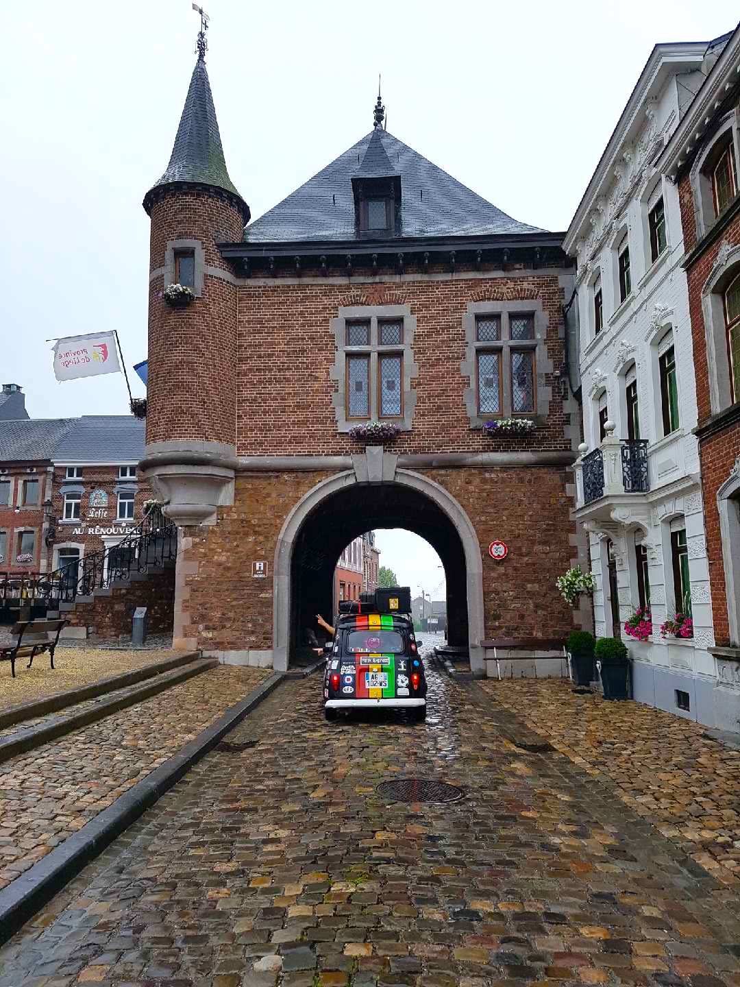 porte de ville allemande et renault 4L