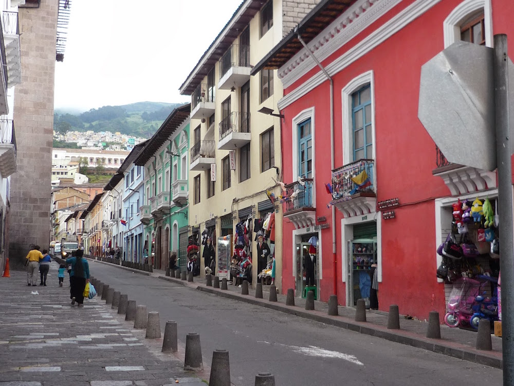 façades colorées, rues de Quito Equateur