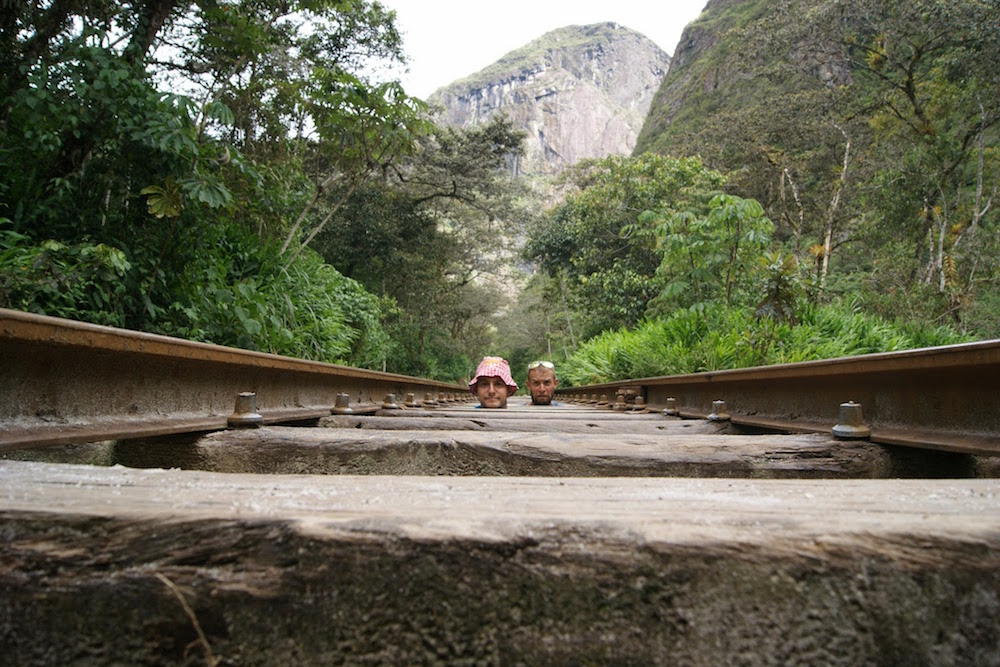 aventuriers cochonou sur les rails vers agua calientes trek inca jungle